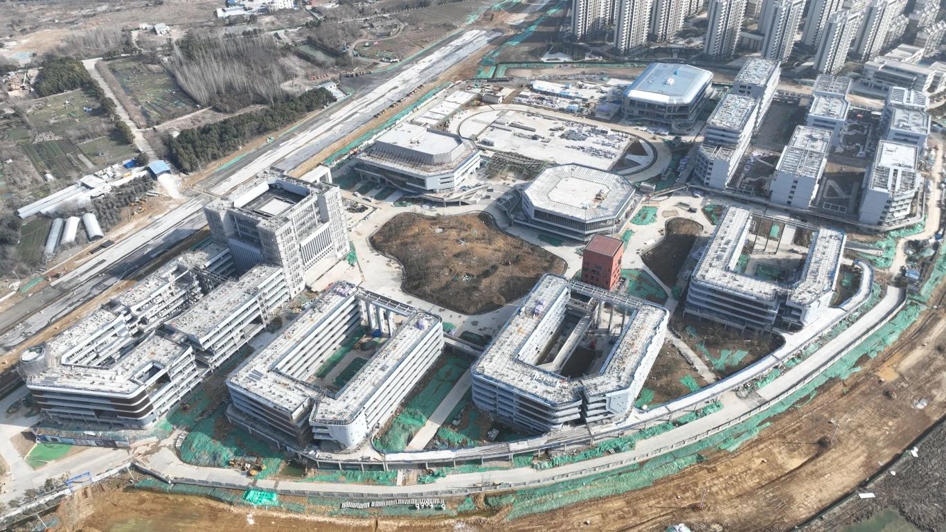 為確保合肥一中淝河校區(qū)項目2024年竣工交付節(jié)點如期完成，迅速掀起春節(jié)后復(fù)工即大干勞動熱潮，形成一股緊張快干、提速爭先的濃厚氛圍，2月16日，合肥一中淝河校區(qū)項目召開節(jié)后復(fù)工動員大會。會上，各部門負責(zé)人報告了2023年度收尾工作情況及今年的工作任務(wù)，以月、周為時間軸線，明確各目標(biāo)節(jié)點，并以圖表的形式對各勞務(wù)班組負責(zé)人進行全面交底，落實工作目標(biāo)責(zé)任制，做到責(zé)任到人，切實做到工作目標(biāo)化，目標(biāo)階段化，階段具體化，具體責(zé)任化。 (2)_副本.jpg